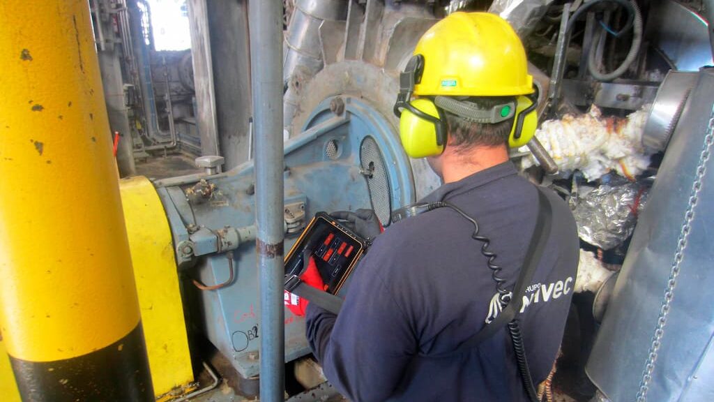 Un operatore del Gruppo NAVEC esegue operazioni di manutenzione presso Dow con il nostro strumento per la digitalizzazione delle operazioni tecniche SAAM